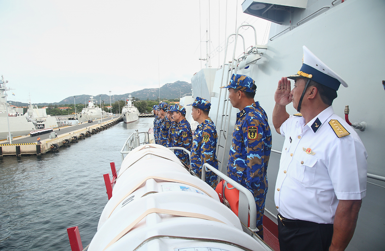 Đoàn công tác thực hiện nghi lễ chào cảng.