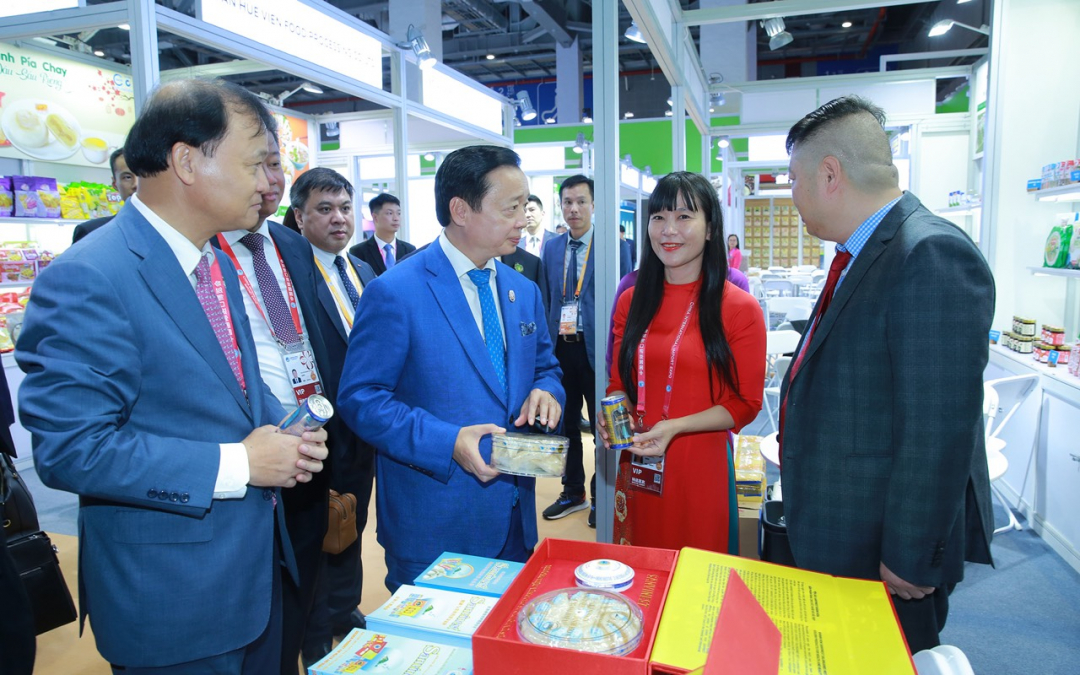 Deputy Prime Minister Tran Hong Ha visiting the booth of Khanh Hoa Salanganes Nest Company (Photo: VGP/MK)
