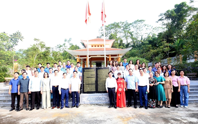 Đồng chí Nguyễn Văn Thể, Ủy viên Trung ương Đảng, Bí thư Đảng ủy Khối các cơ quan Trung ương cùng các đồng chí Thường trực Đảng ủy Khối và cán bộ, đảng viên trong Khối thăm Nhà Truyền thống Đảng bộ Khối các cơ quan Trung ương.

