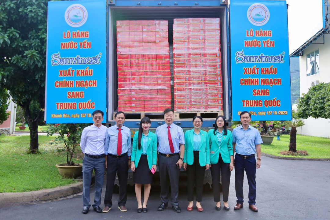 Leaders of Khanh Hoa Salanganes Nest Soft Drink Joint Stock Company and Chinese partners next to the shipment of Sanvinest salanganes nest products which will be exported to China
