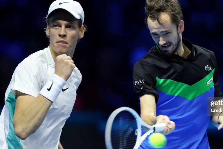 tay vợt trẻ nước chủ nhà Sinner đánh bại Medvedev để trở thành tay vợt Ý đầu tiên trong lịch sử vào chơi trận chung kết ATP Finals