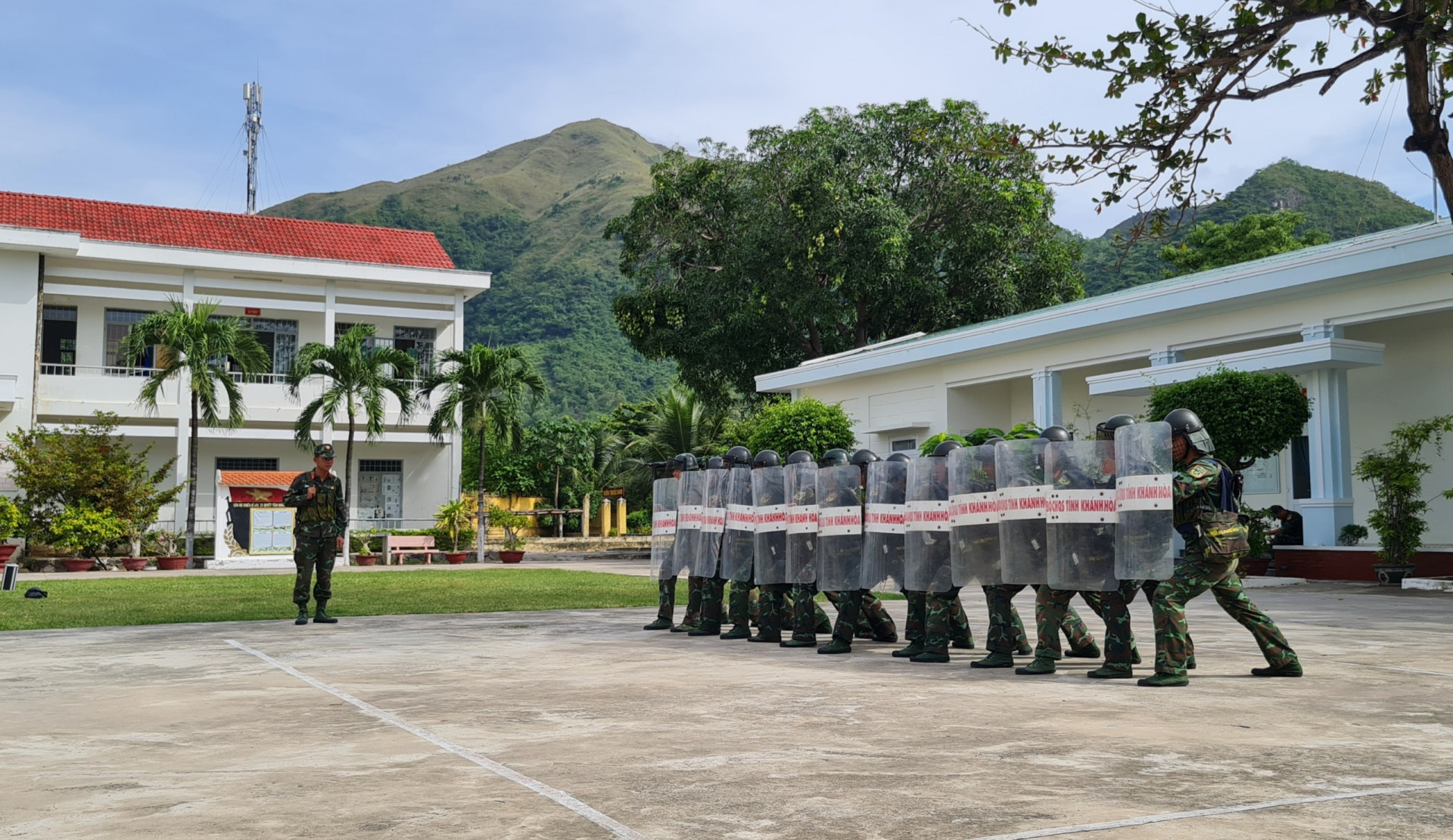 Cán bộ, chiến sĩ luyện tập phương án xử trí tình huống A2.