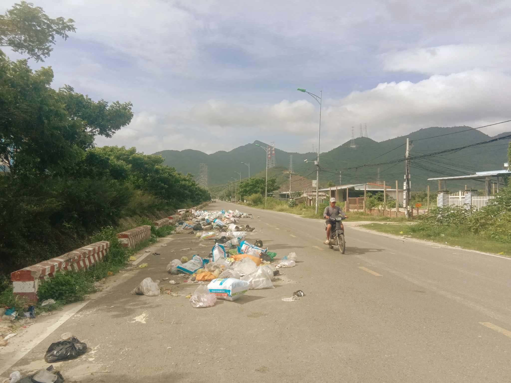 Bỏ rác bừa bãi ra đường