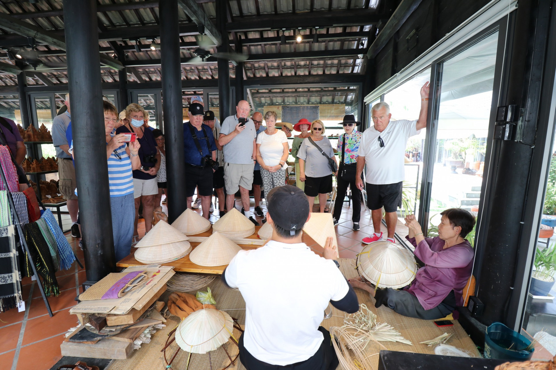 Khách quốc tế tham quan khu làng nghề truyền thống ở Khu Du lịch Champa Island Nha Trang