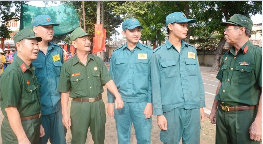 Cựu chiến binh quận Tân Phú, TP Hồ Chí Minh phối hợp với cán bộ, chiến sĩ dân quân tham gia giữ gìn an ninh trật tự địa bàn.
