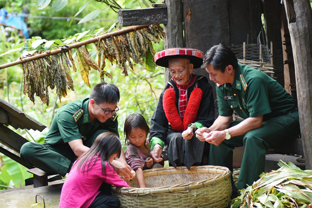 Cán bộ Đồn Biên phòng Xuân Trường, Bộ đội Biên phòng tỉnh Cao Bằng luôn gần gũi, gắn bó với đồng bào _Nguồn: bienphong.com.vn

