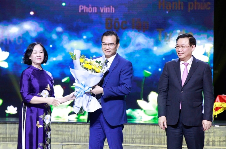  Đảng uỷ Khối các cơ quan Trung ương được tuyên dương trong Chương trình “Hồ Chí Minh - Hành trình khát vọng 2021” vì có nhiều kết quả trong triển khai thực hiện Chỉ thị số 05 của Bộ Chính trị khóa XII về học tập và làm theo tư tưởng, đạo đức, phong cách Hồ Chí Minh - Ảnh: Phạm Cường 
