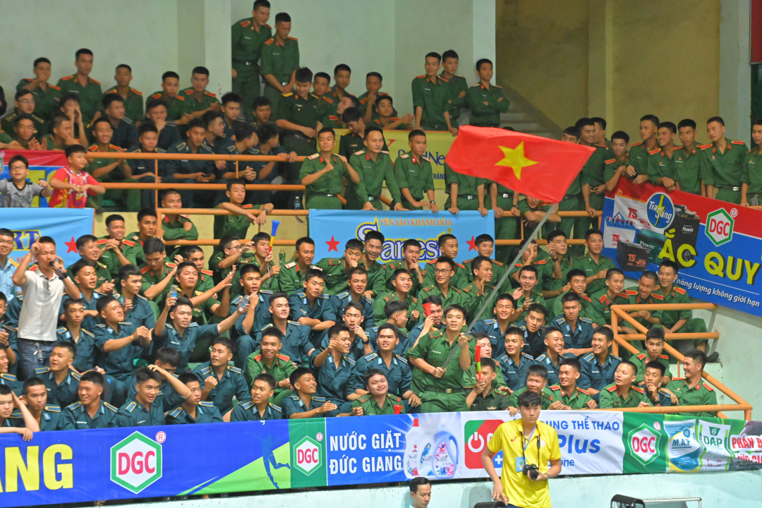 Supporters of Bien Phong …
