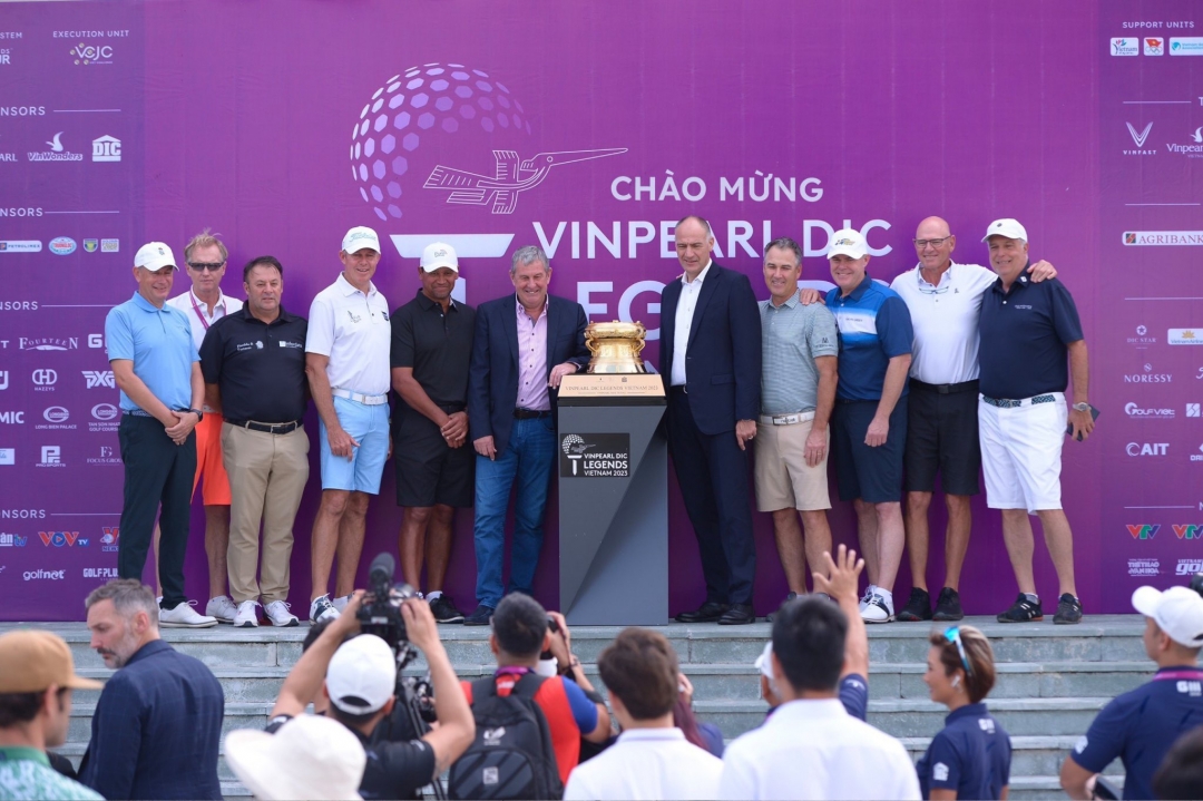 Legendary golfers in trophy parade event 
