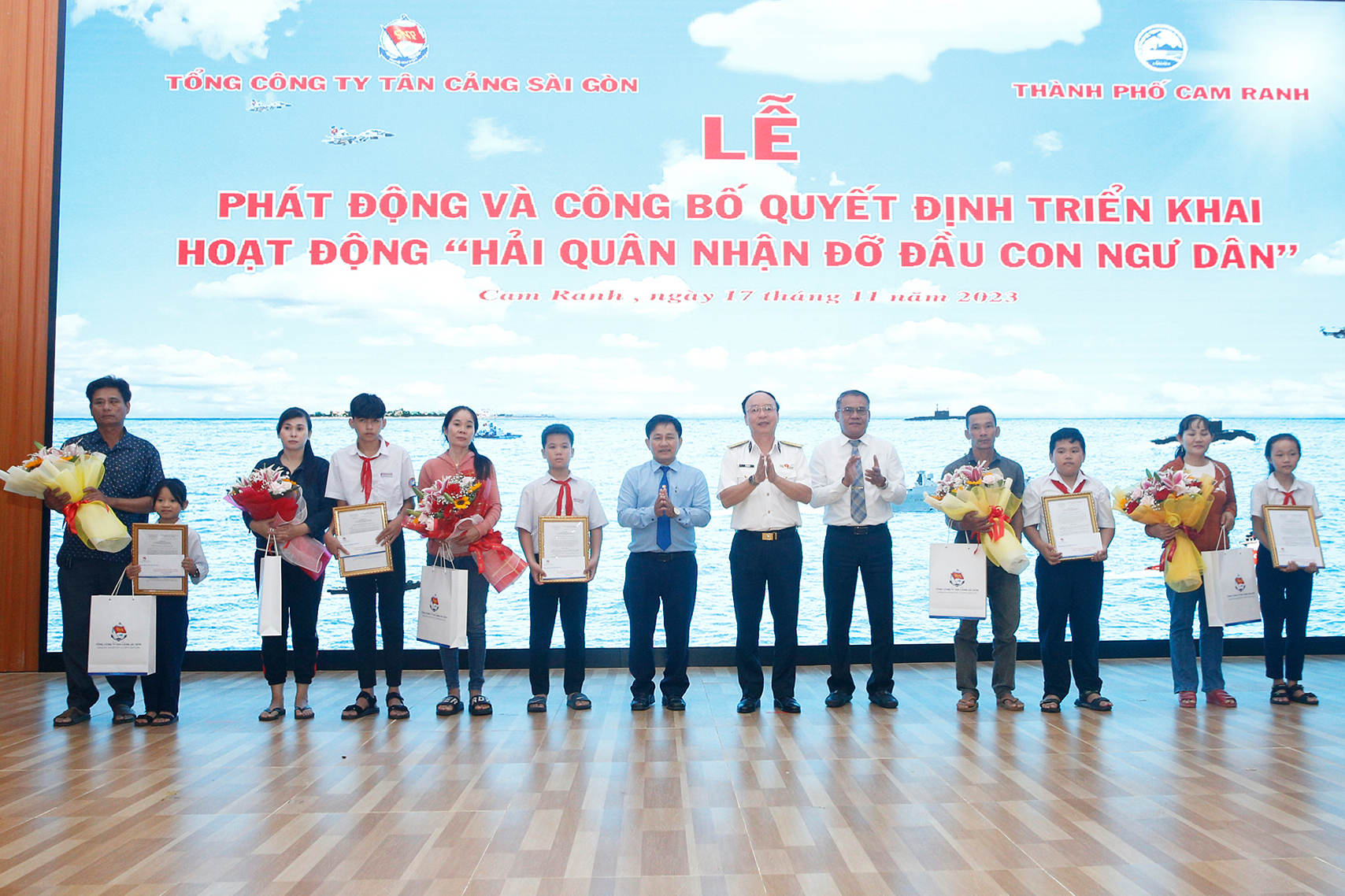 Các đại biểu trao quyết định nhận đỡ đầu con ngư dân.