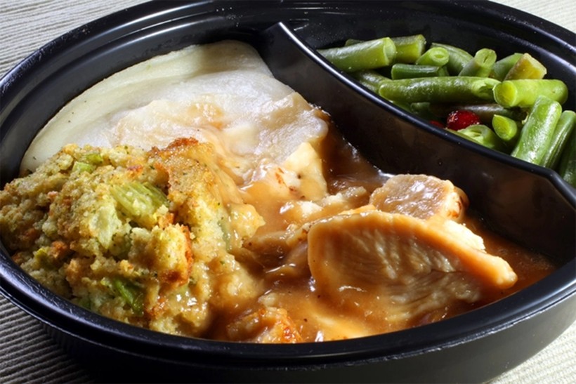 Ăn đồ đông lạnh buổi tối khiến mặt bạn trông sưng húp vào sáng hôm sau. (Ảnh: ITN)