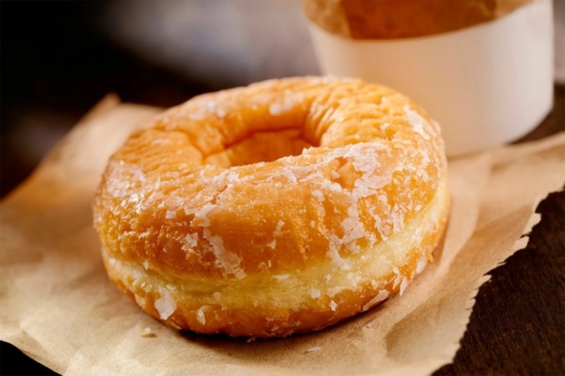 Thực phẩm bị ngâm lâu trong dầu sôi sẽ khiến làn da của bạn thêm tuổi. (Ảnh: ITN)