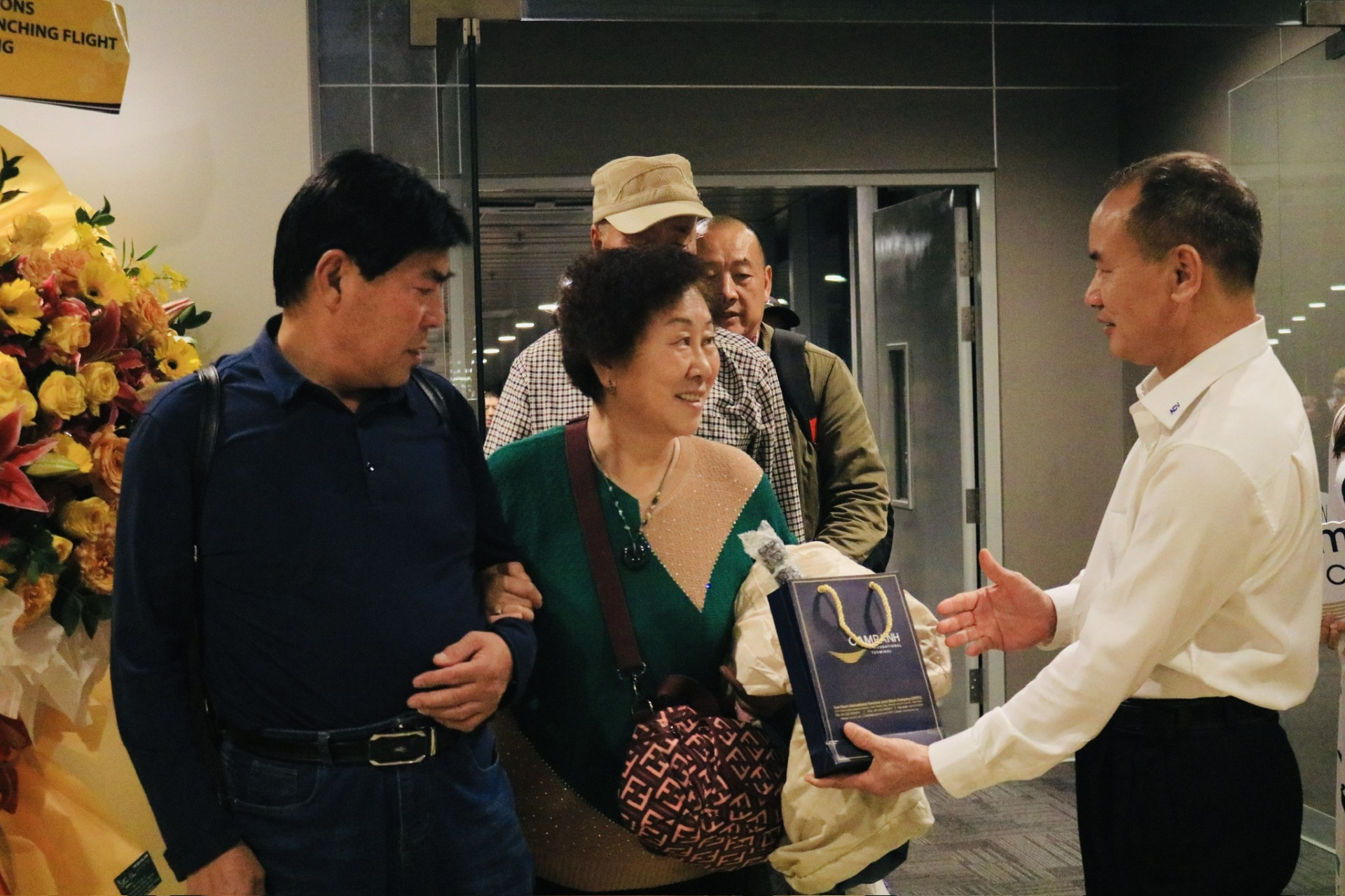 Lãnh đạo Cảng Hàng không quốc tế Cam Ranh tặng quà cho du khách Trung Quốc đến Khánh Hòa trên chuyến bay của Hãng hàng không Sichuan Airlines
