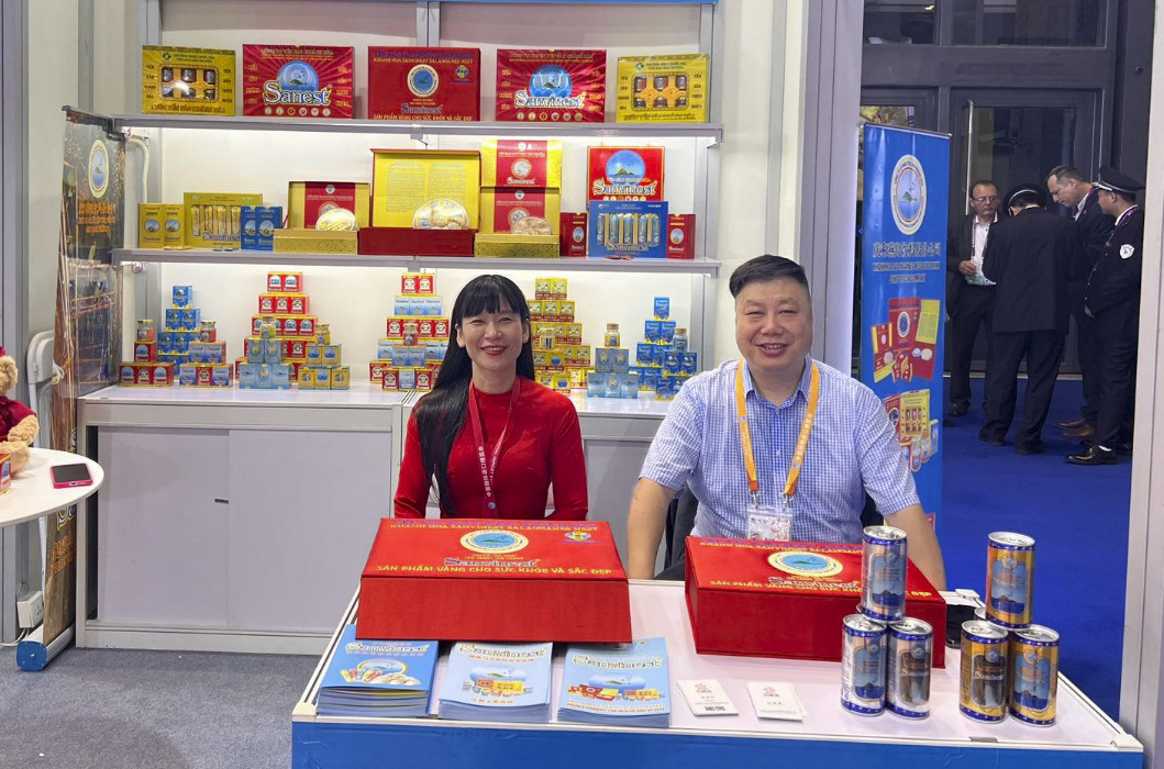 Trinh Thi Hong Van, Chairwoman of the Board of Directors of Khanh Hoa Salanganes Nest Soft Drink Joint Stock Company, at the 6th China International Import Expo
