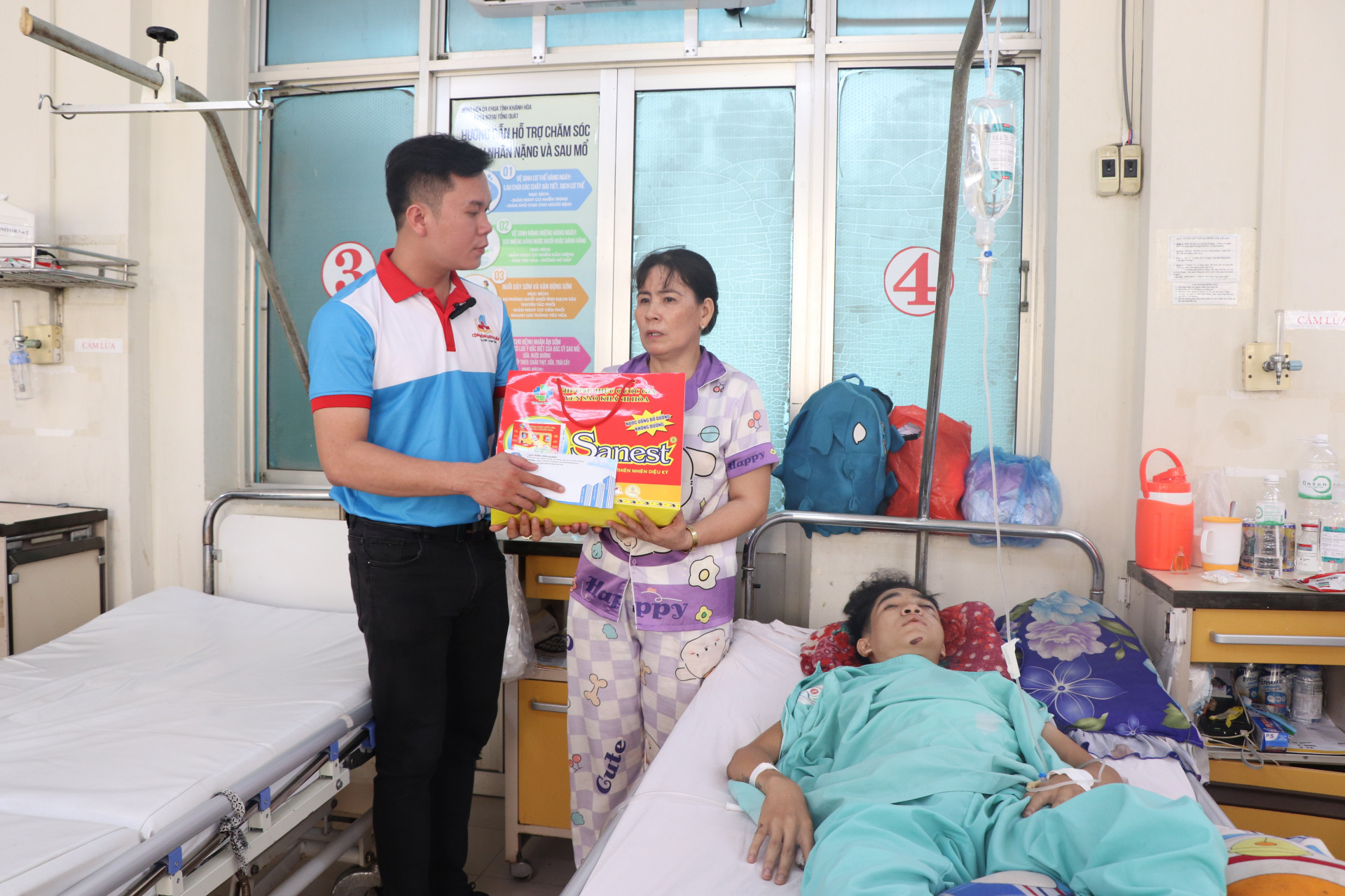 Bạn Đỗ Quế Sáng đại diện fanpage Cộng đồng Diên Khánh trao tiền ủng hộ của cộng đồng cho gia đình em Trương Văn Sơn (xã Diên Điền, huyện Diên Khánh). 