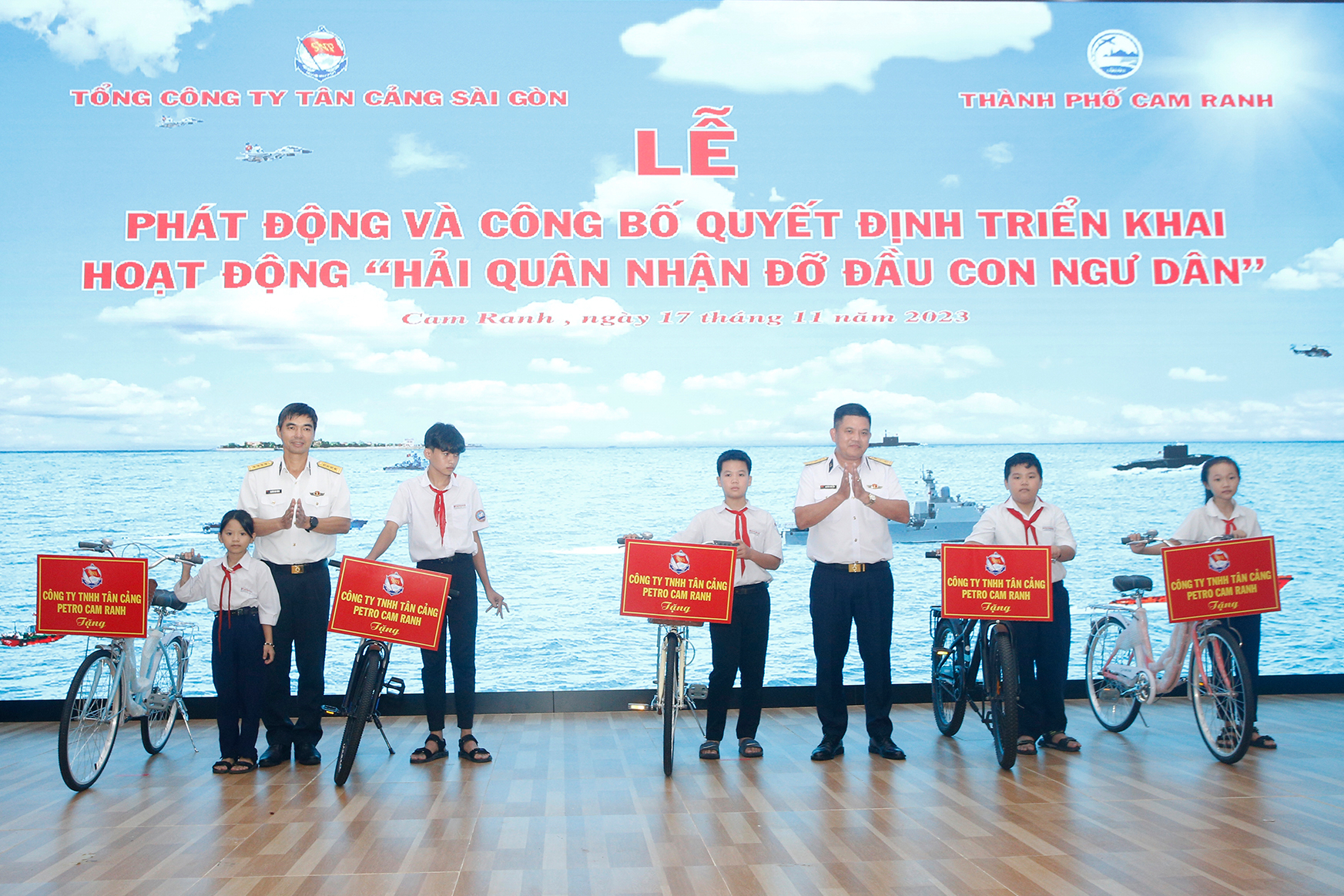 Công ty TNHH Tân Cảng-Petro Cam Ranh tặng xe đạp cho 5 con ngư dân được nhận đỡ đầu.