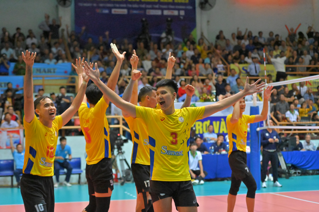 … and Sanest Khanh Hoa players celebrating their fourth championship
