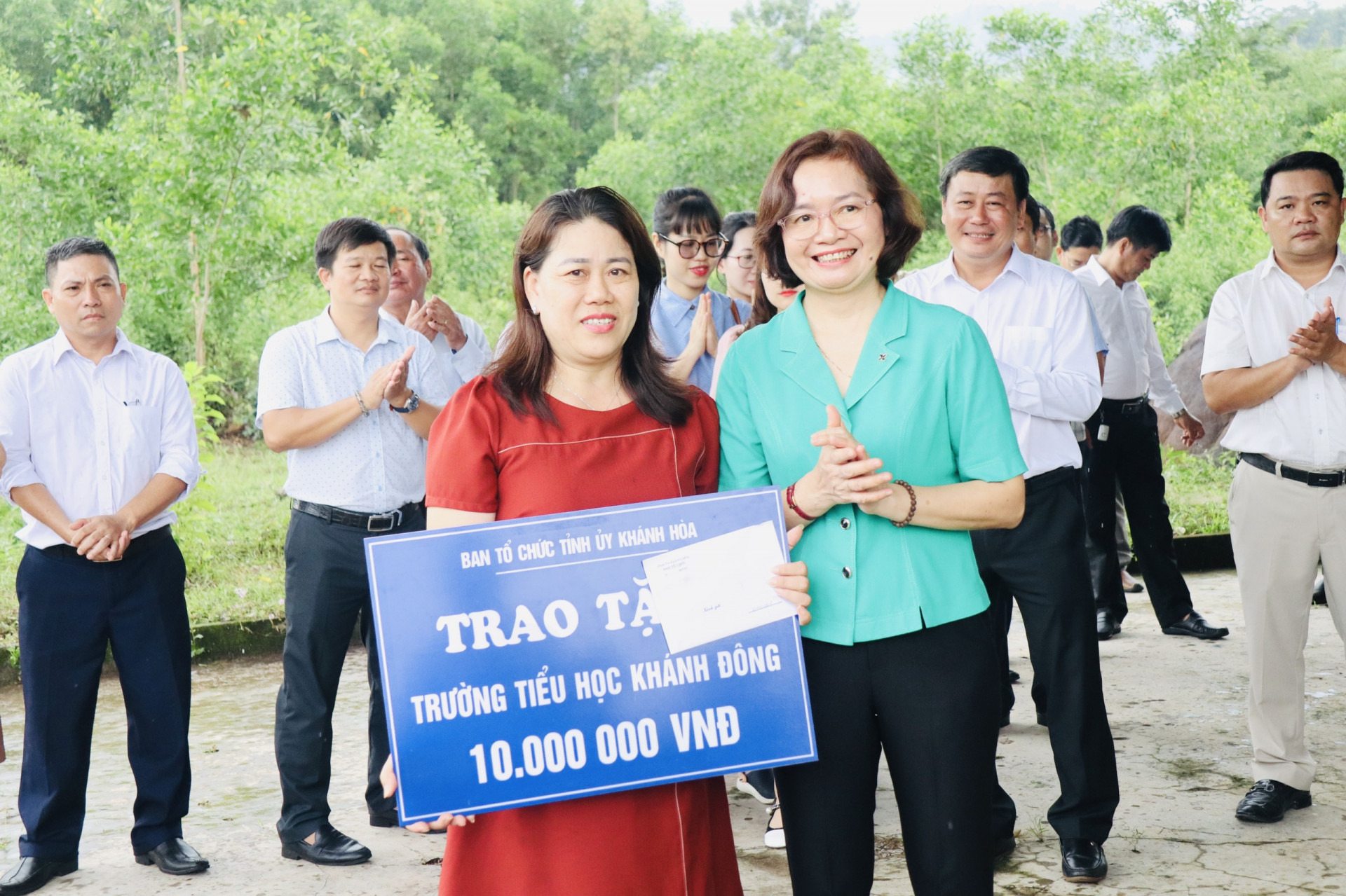 Lãnh đạo Ban Tổ chức Tỉnh ủy trao quà hỗ trợ Trường Tiểu học Khánh Đông