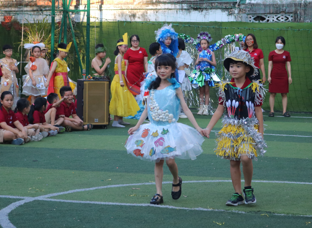 Recycled fashion show of iSchool Nha Trang 
