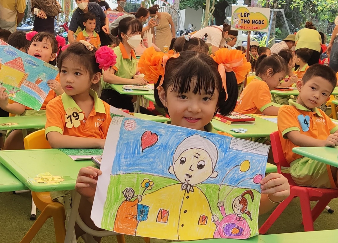 Children taking part in painting contest of Hoa Mi Kindergarten Nha Trang
