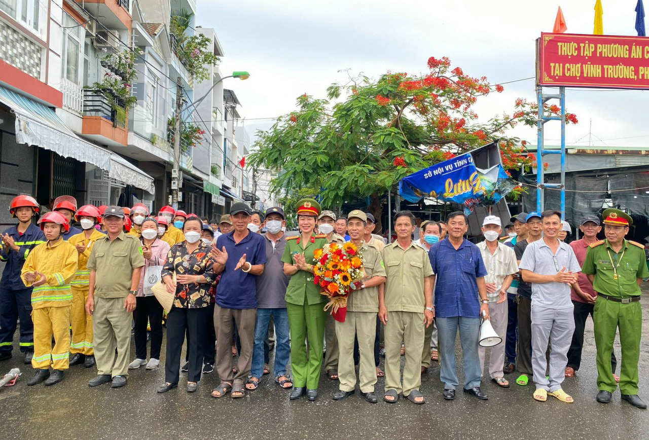 Thượng tá Nguyễn Thị Hồng Hạnh chúc mừng các lực lượng tham gia diễn tập