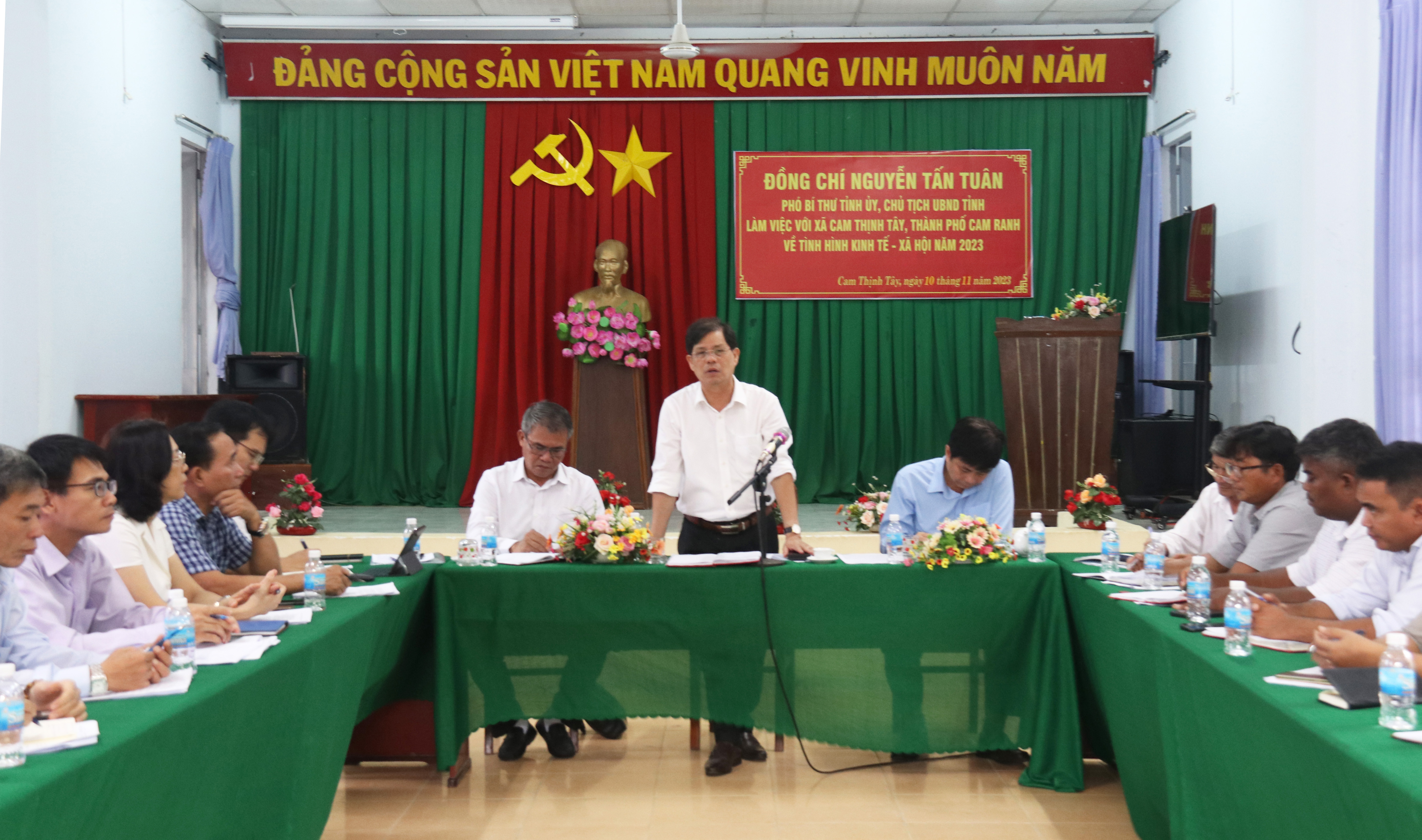 Chủ tịch UBND tỉnh Nguyễn Tấn Tuân làm việc tại xã Cam Thịnh Tây