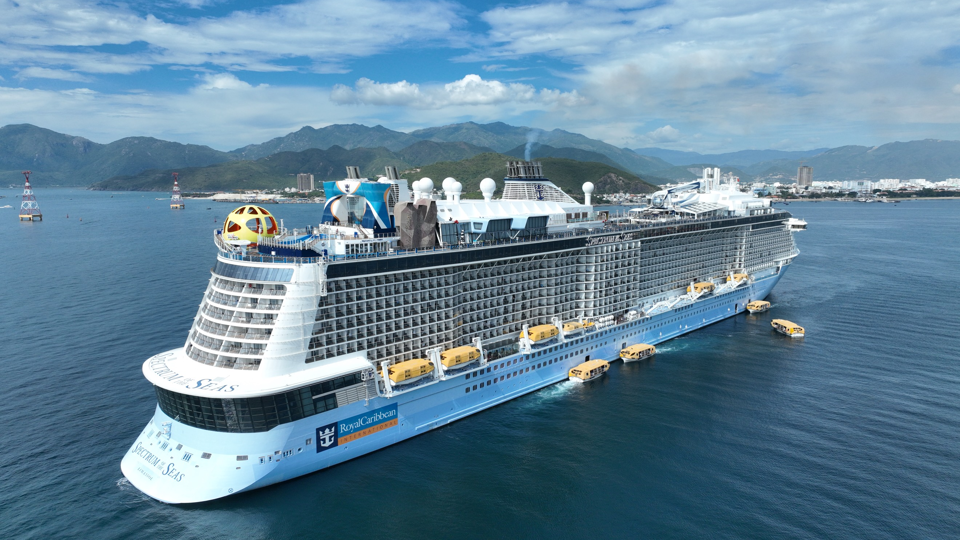 Giữa năm 2023, siêu du thuyền lớn nhất châu Á Spectrum of The Seas cập bến đã mang 4.000 du khách quốc tế đến từ Pháp, Đức, Tây Ban Nha , Hong Kong, Thái Lan… đến Nha Trang

