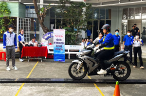 Đoàn trường Dự bị Đại học dân tộc Trung ương Nha Trang:: Tuyên truyền về an toàn giao thông cho hơn 400 đoàn viên