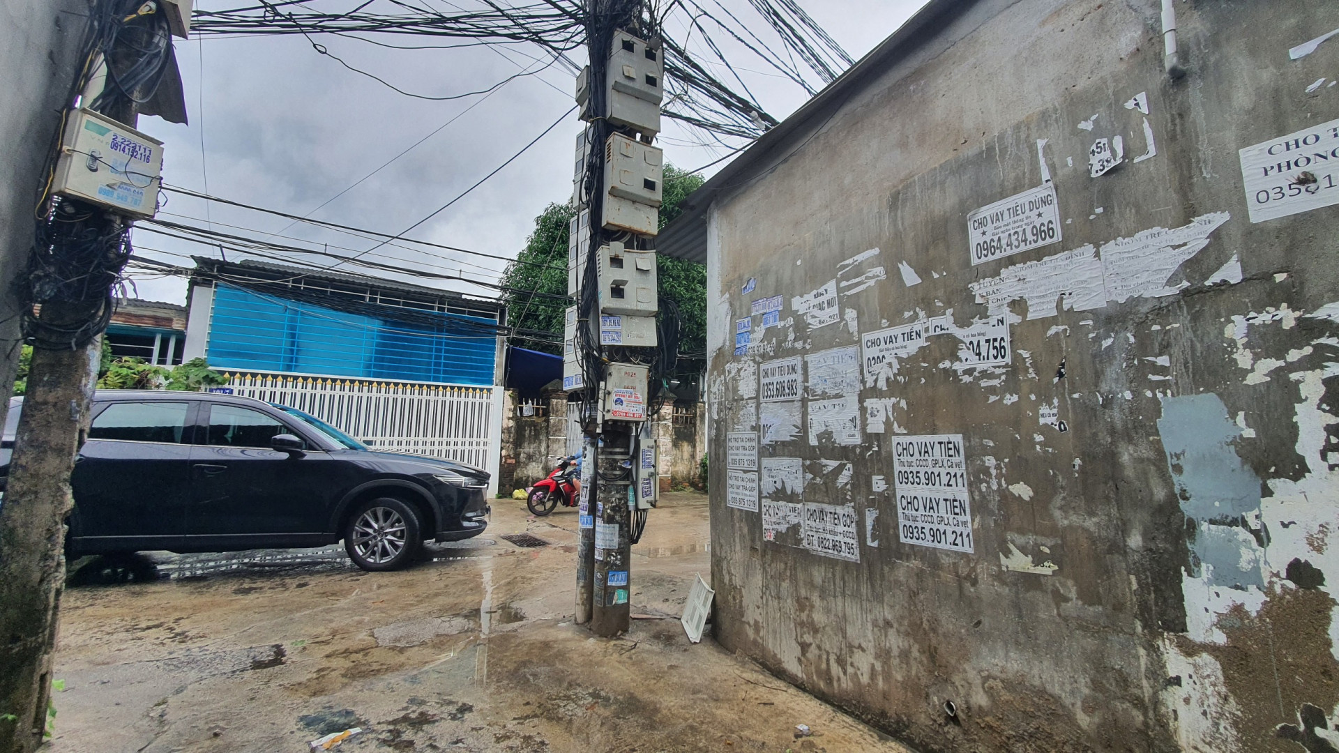 Số đối tượng tín dụng đen tiếp thị trên các mảng tường, cột điện tại các khu dân cư ở Nha Trang