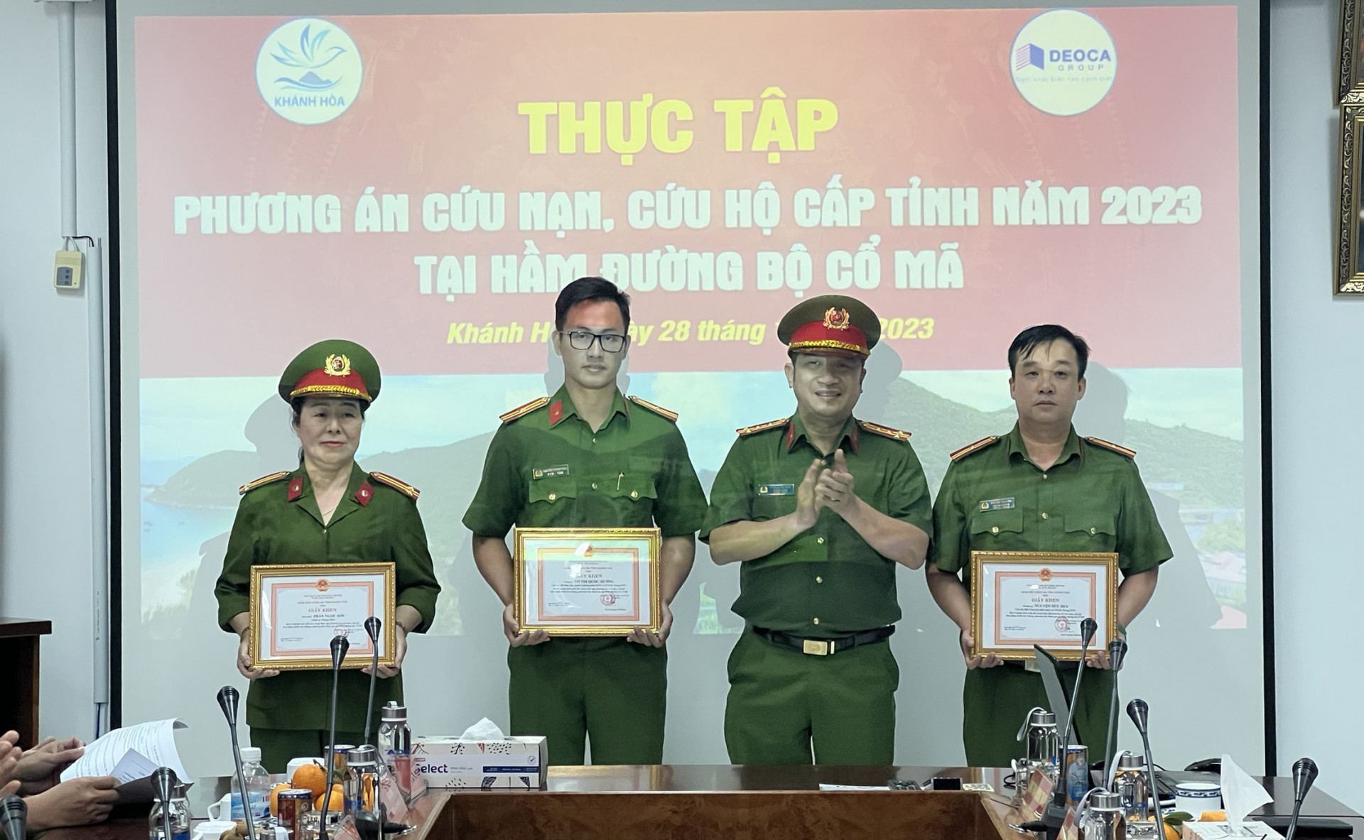 Đại tá Trần Minh Trúc trao giấy khen của Giám đốc Công an tỉnh cho các cá nhân