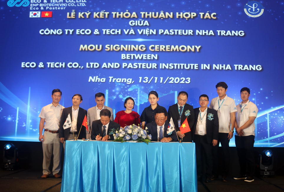 Trao văn bản ghi nhớ giữa Viện Pasteur Nha Trang và công ty
