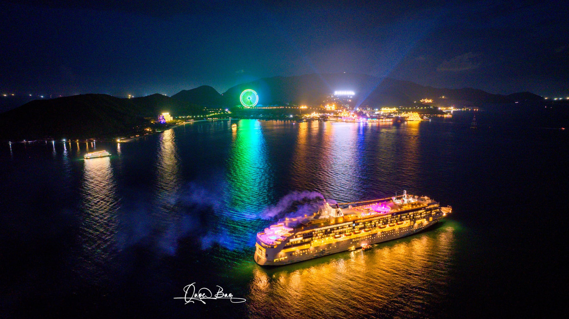 珍珠港 - 珍珠港亮燈，成為來芽莊遊客必去的目的地。 照片：郭寶