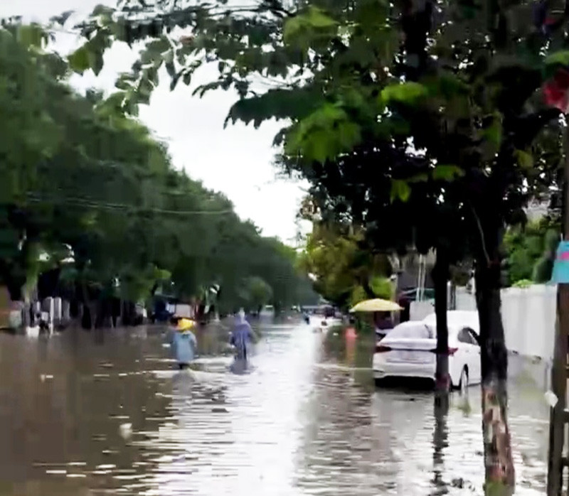 Ngoài Quốc lộ 1, tại một số tuyến đường thuộc phường Ba Ngòi cũng bị ngập sâu