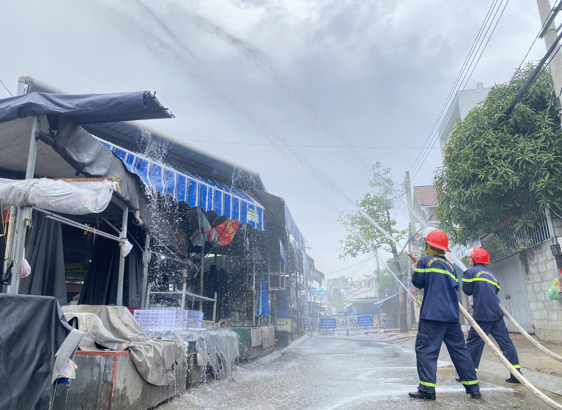 Lực lượng chữa cháy chuyên nghiệp tham gia dập lửa tại hiện trường