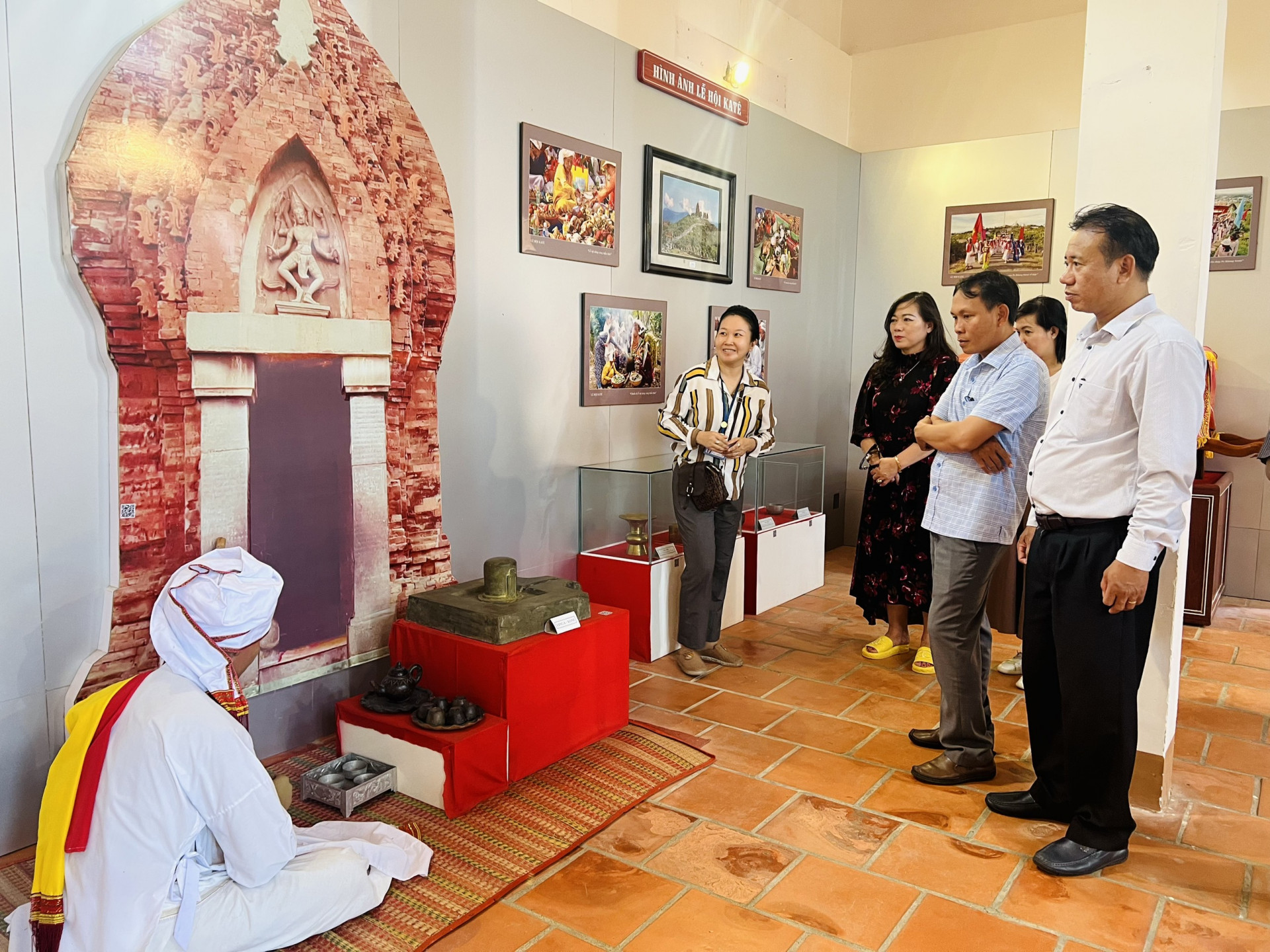 Đoàn công tác của Sở Du lịch Khánh Hòa tìm hiểu văn hóa truyền thống của đồng bào người Chăm ở Ninh Thuận
