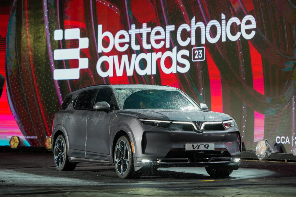 VinFast VF 9 - mẫu xe đạt giải “Xe dẫn đầu xu hướng” xuất hiện ấn tượng trên sân khấu đêm Gala trao giải Better Choice Awards 2023.

