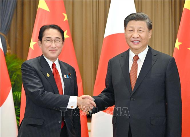Thủ tướng Nhật Bản Fumio Kishida (trái) trong cuộc gặp Chủ tịch Trung Quốc Tập Cận Bình bên lề Tuần lễ Cấp cao Diễn đàn Hợp tác kinh tế châu Á – Thái Bình Dương (APEC) 2022 tại Bangkok, Thái Lan, ngày 17/11/2022. Ảnh tư liệu: Kyodo/TTXVN
