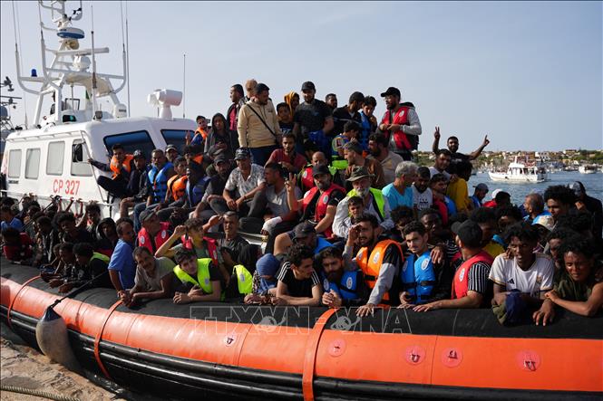 Người di cư tới đảo Lampedusa, Italy. Ảnh tư liệu: AFP/TTXVN

