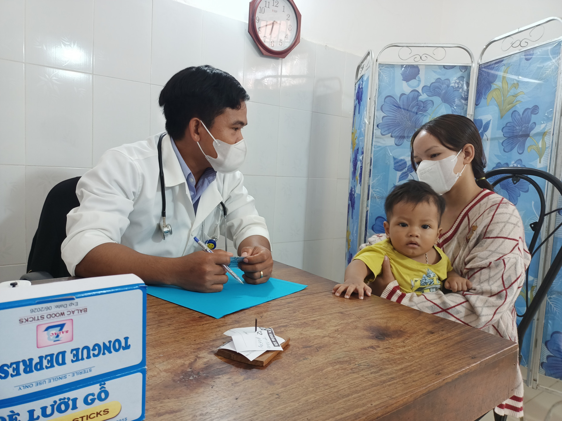 Khám sức khỏe trẻ em tại Trung tâm Y tế huyện Khánh Sơn