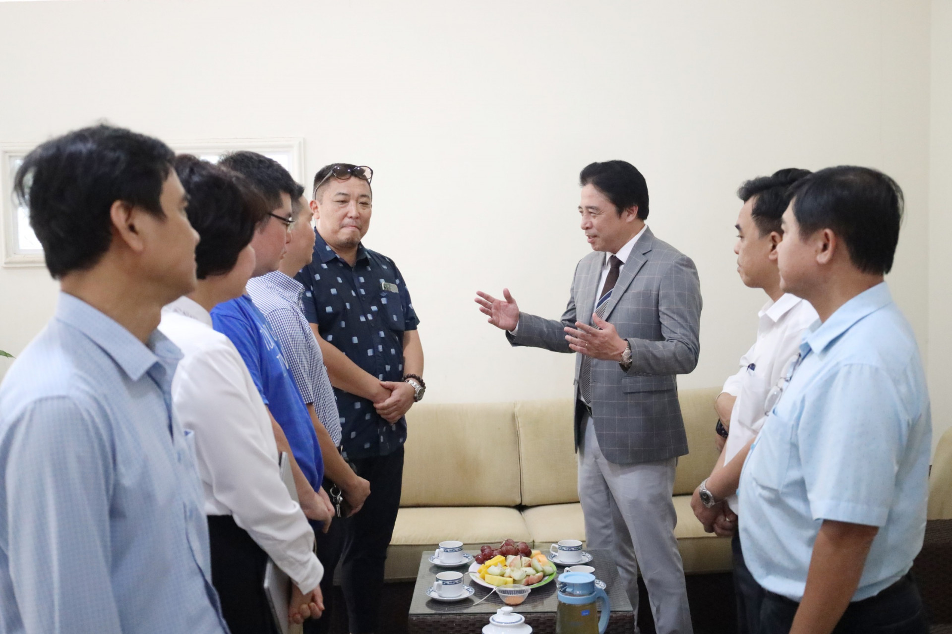 Đồng chí Nguyễn Khắc Toàn thăm doanh nghiệp nhân Ngày Doanh nhân Việt Nam 13-10. Ảnh: Mạnh Hùng

