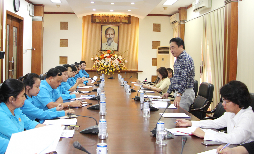 Ông Nguyễn Khắc Toàn gặp mặt đoàn đại biểu tham dự Đại hội XIII Công đoàn Việt Nam