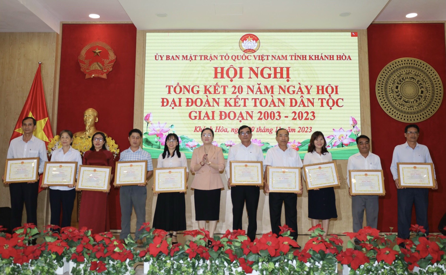 Bà Phạm Thị Xuân Trang trao bằng khen của UBND tỉnh cho các cá nhân