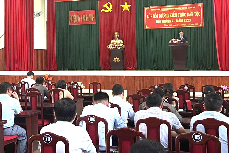 Gần 100 học viên được bồi dưỡng kiến thức dân tộc