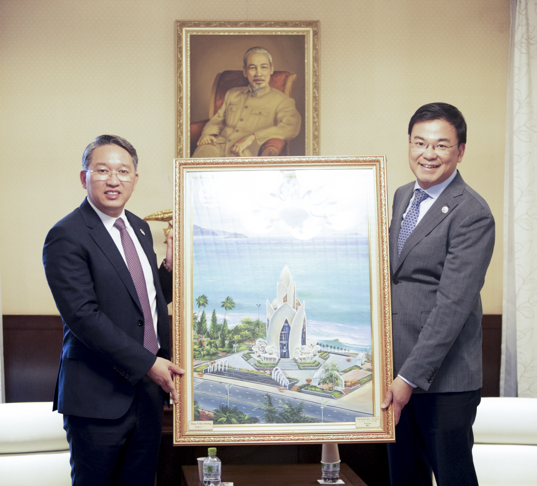 Bí thư Tỉnh ủy Nguyễn Hải Ninh tặng bức tranh Tháp Trầm hương cho Đại sứ Phạm Quang Hiệu.
