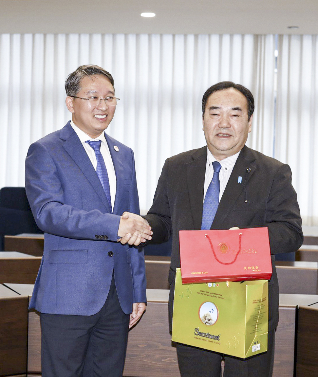 Bí thư Tỉnh ủy Nguyễn Hải Ninh tặng quà cho ông Nakamoto Takashi - Chủ tịch Hội đồng tỉnh Hiroshima