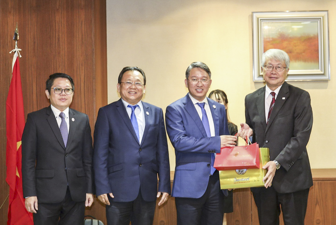 Bí thư Tỉnh ủy Nguyễn Hải Ninh tặng quà cho ông Takeshi Yamane - Phó Thống đốc tỉnh Hiroshima.