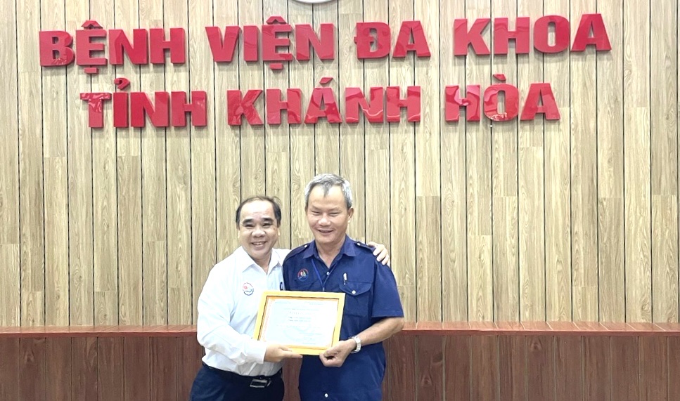 Bệnh viện Đa khoa tỉnh Khánh Hòa khen thưởng đột xuất cho nhân viên nhặt của rơi, trả người đánh mất