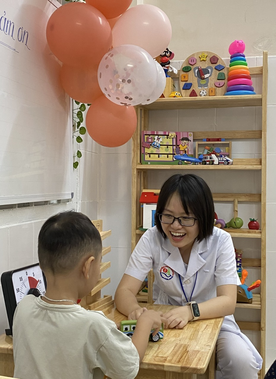 Bác sĩ Phòng Ngôn ngữ trị liệu thực hiện phương pháp điều trị cho trẻ