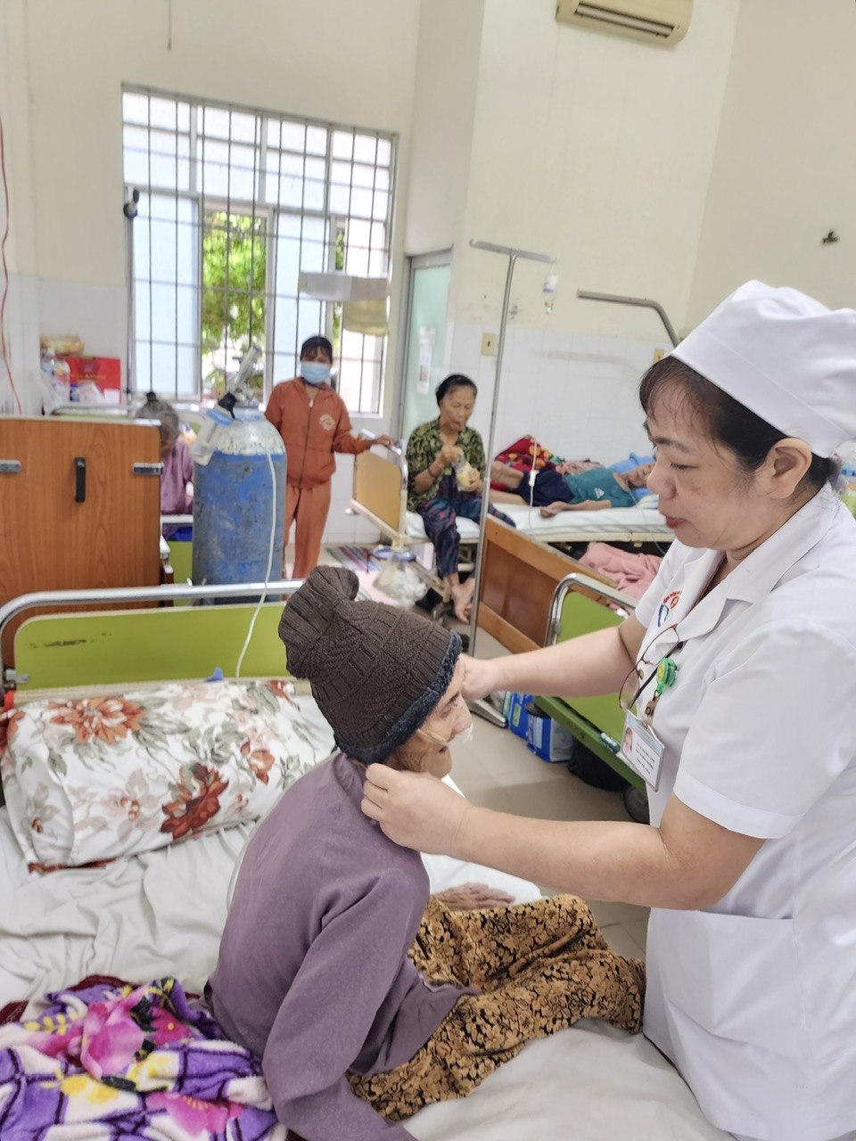 Cán bộ y tế Khoa Tim mạch lão học đội mũ len được tặng cho bệnh nhân nặng đang điều trị tại khoa.