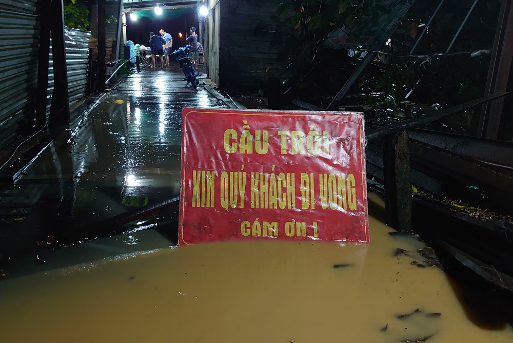 Nha Trang: Cầu Phú Kiểng tạm dừng lưu thông do lũ